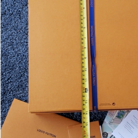 Louis Vuitton Gift Box and LV Ribbon - Picture 4 of 6